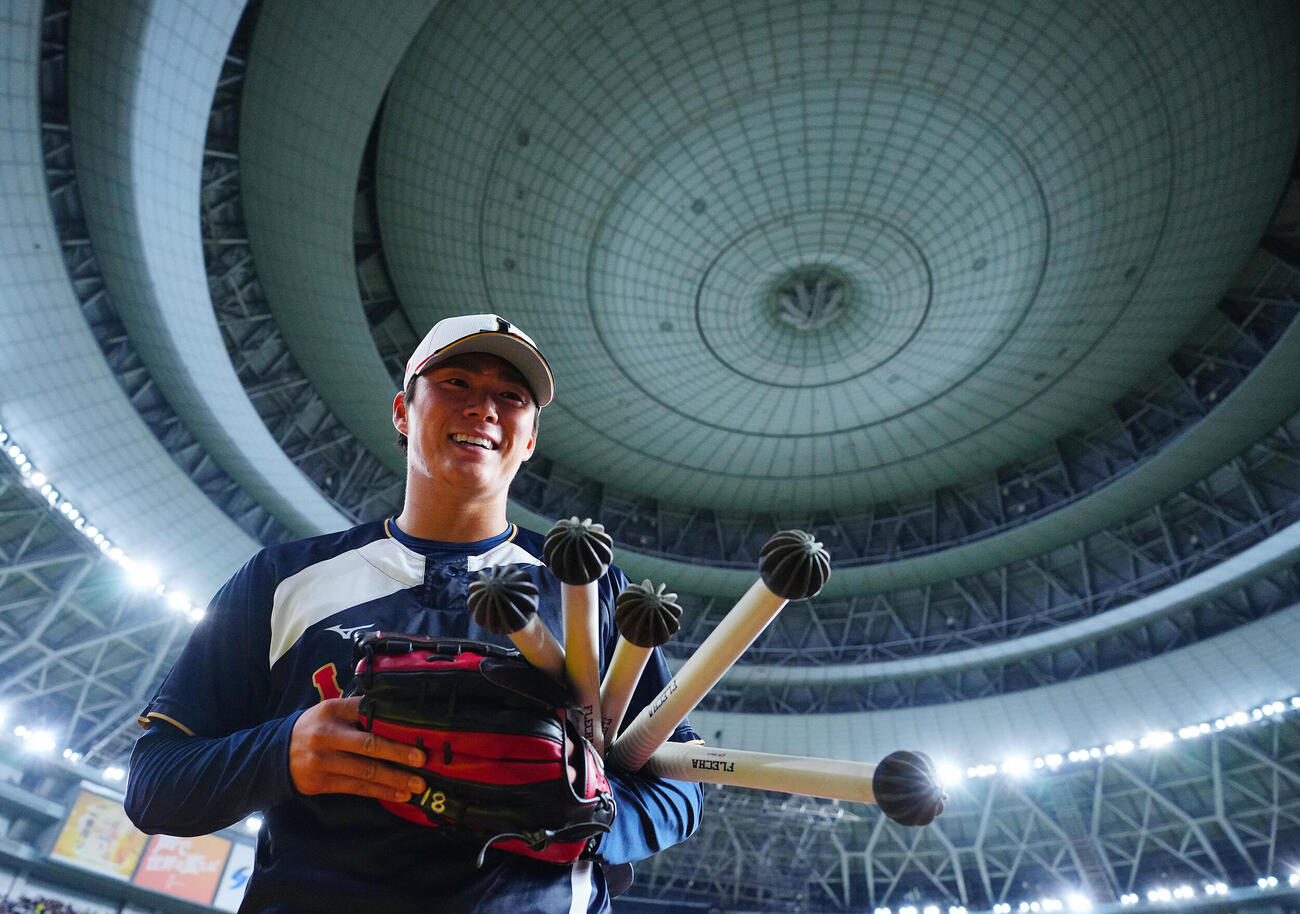日本対オリックス　試合前練習を終え引き揚げる山本（撮影・垰建太）
