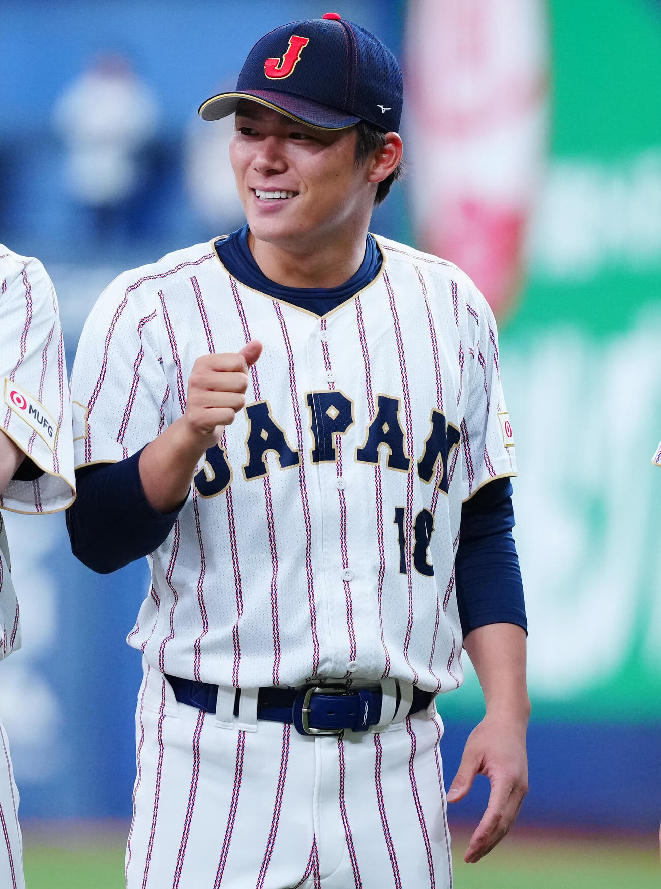 日本対オリックス　選手紹介で笑顔を見せる山本（撮影・垰建太）