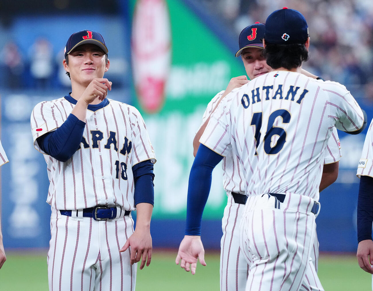 日本対オリックス　選手紹介で大谷（右）とタッチを交わし笑みを浮かべる山本（撮影・垰建太）