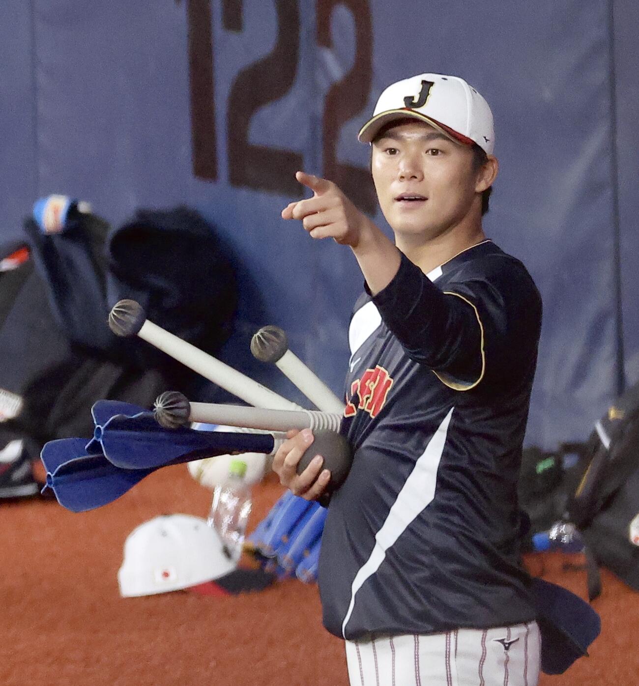 日本対オリックス　試合前、練習に臨む山本（撮影・河田真司）