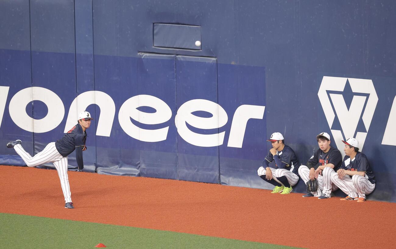 日本対オリックス　試合前、キャッチボールする山本（左）を見つめる、右から大勢、藤平、根尾（撮影・河田真司）