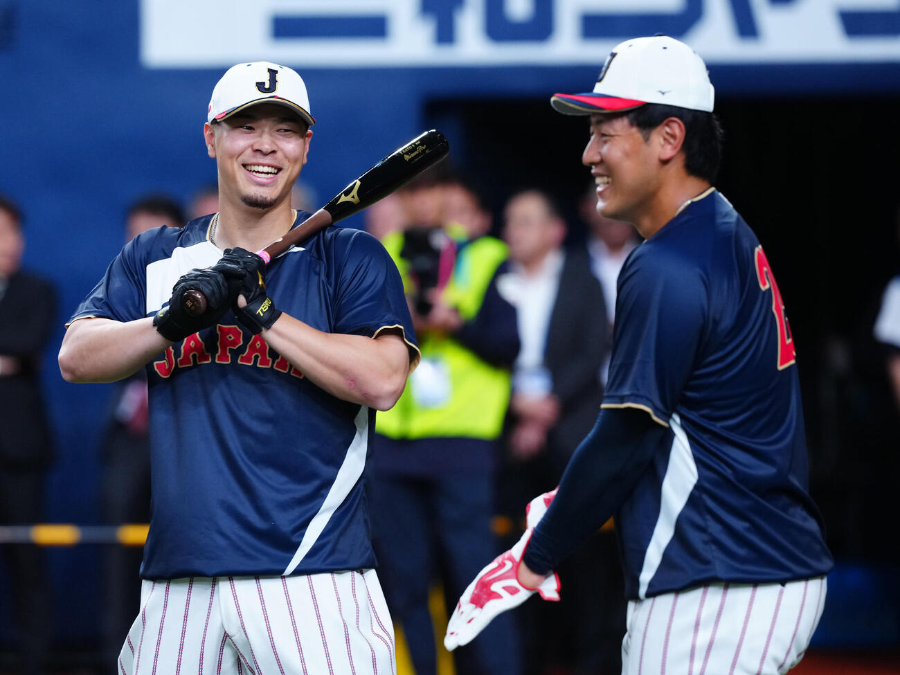 日本対オリックス　試合前、岡本（右）と談笑する佐藤（撮影・垰建太）