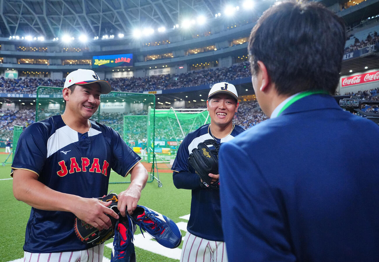 日本対オリックス　試合前、高橋氏（右）と笑顔で言葉を交わす岡本（中央）と菅野（撮影・垰建太）