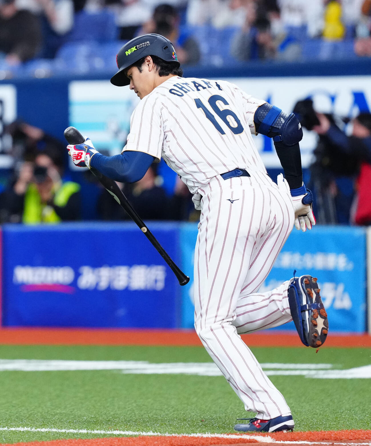 日本対オリックス　7回表日本無死、打球を打ち上げバットを見つめる大谷（撮影・垰建太）