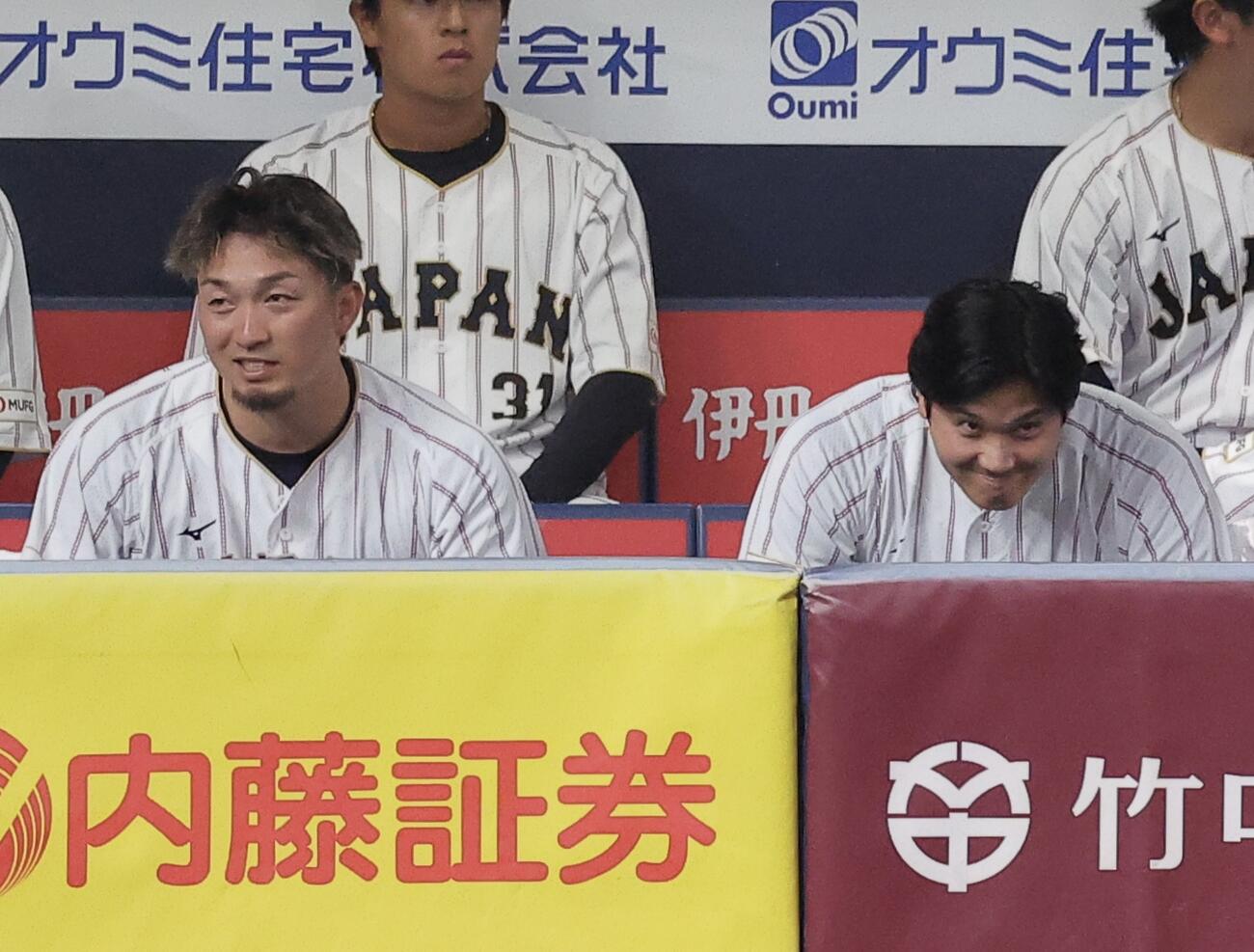 日本対オリックス　3回表、おどけた表情を見せる大谷（右）と鈴木（撮影・河田真司）