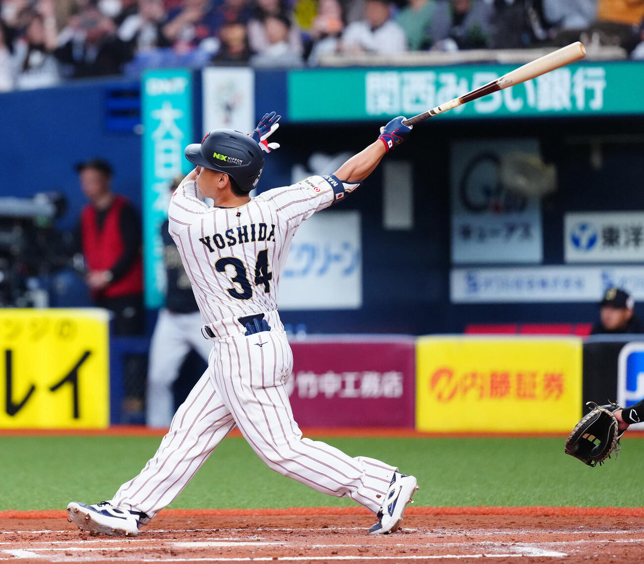 日本対オリックス　5回表日本1死、右越えソロ本塁打を放つ吉田（撮影・垰建太）