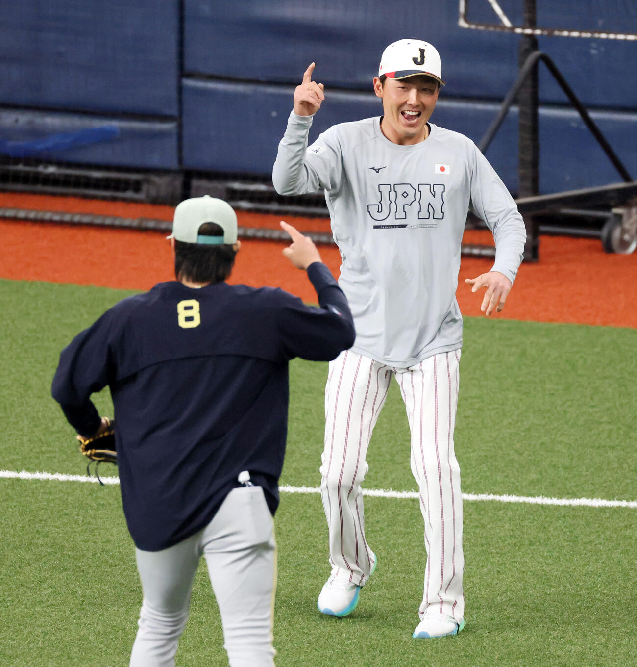 日本対オリックス　侍ジャパン源田はオリックス麦谷（左）からあいさつを受け一緒にポーズを決める（撮影・加藤哉）