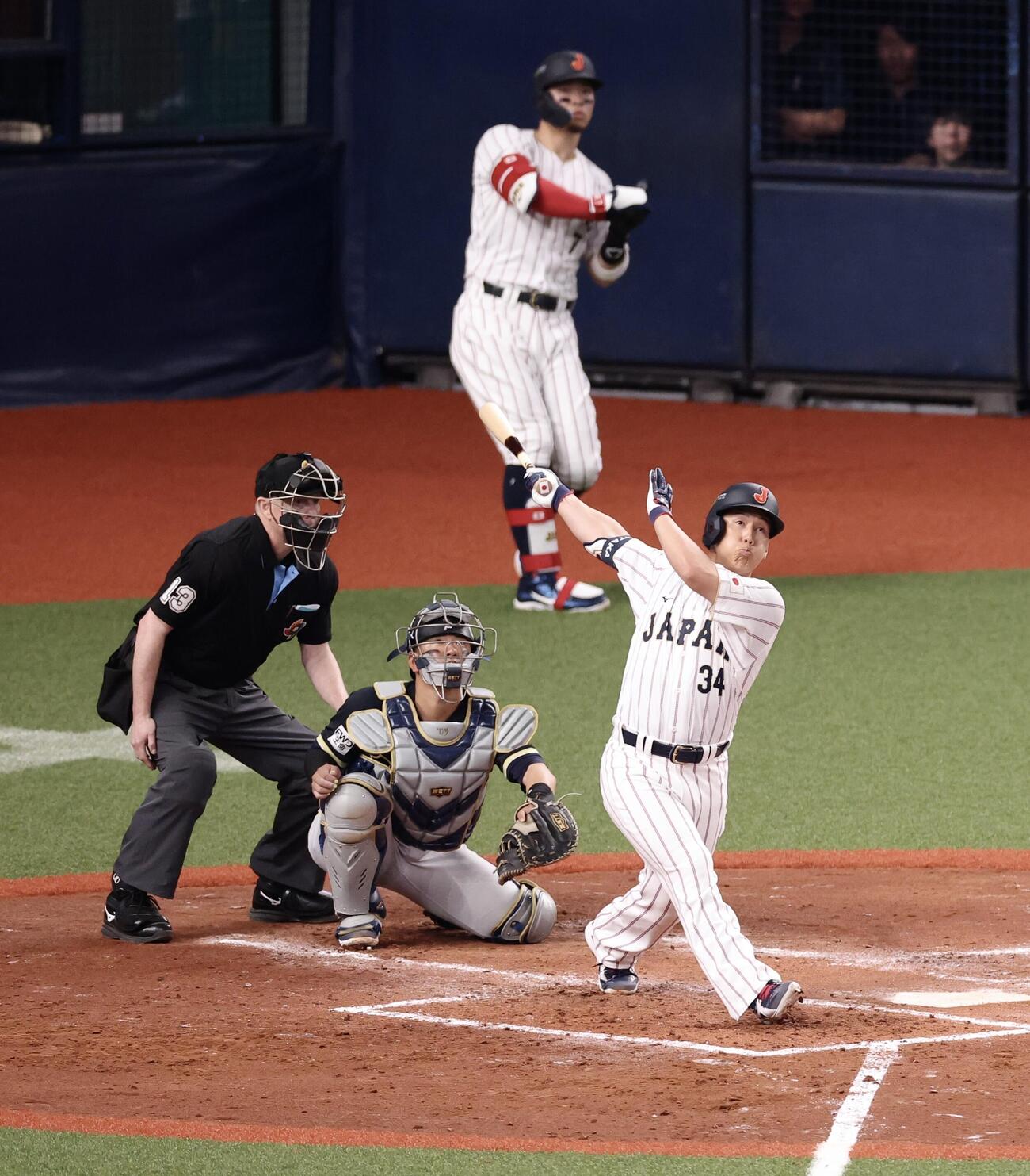 日本対オリックス　5回表日本1死、右越えソロ本塁打を放つ吉田（撮影・河田真司）