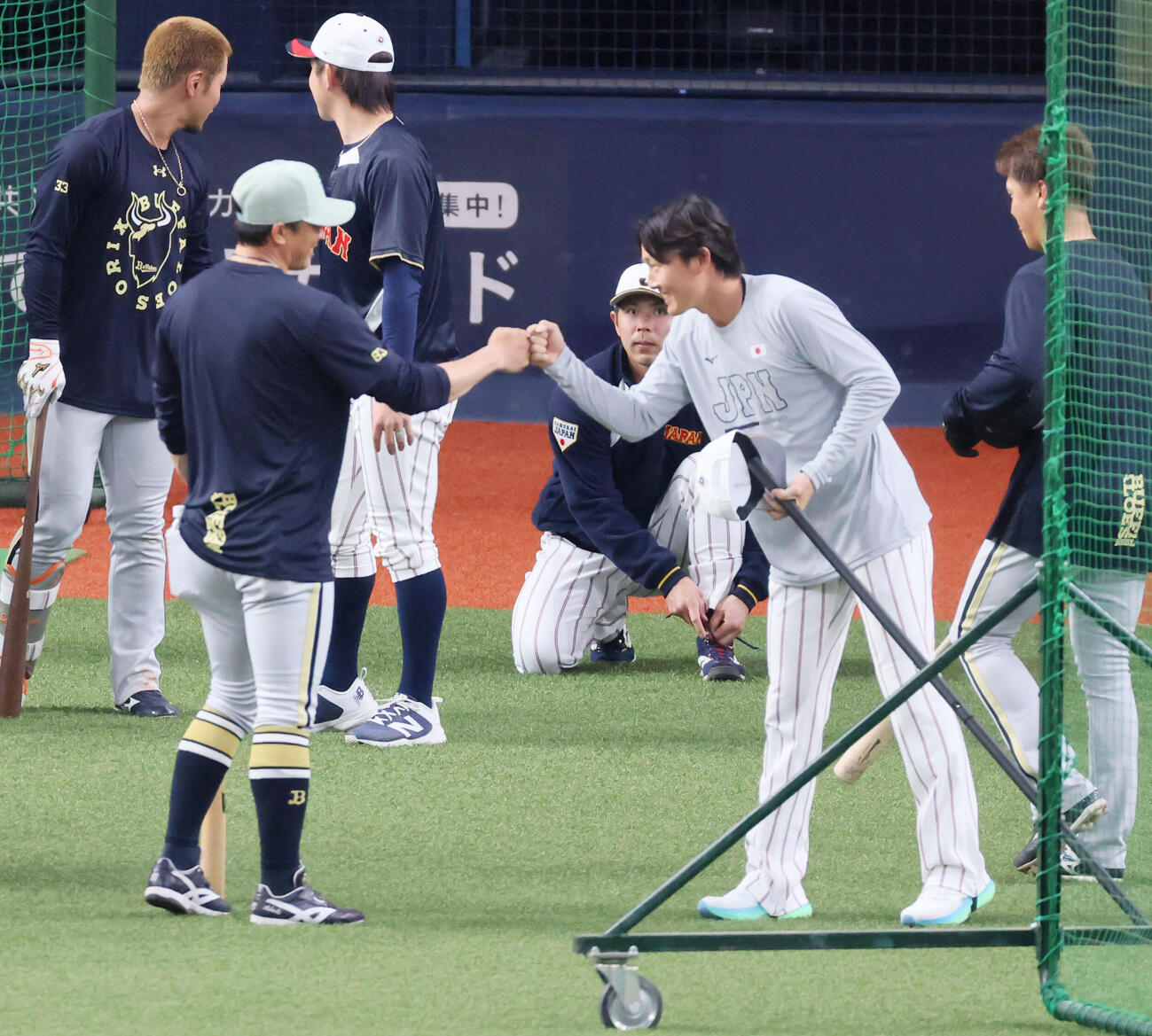 日本対オリックス　侍ジャパン源田（右）はオリックス安達コーチとあいさつする（撮影・加藤哉）