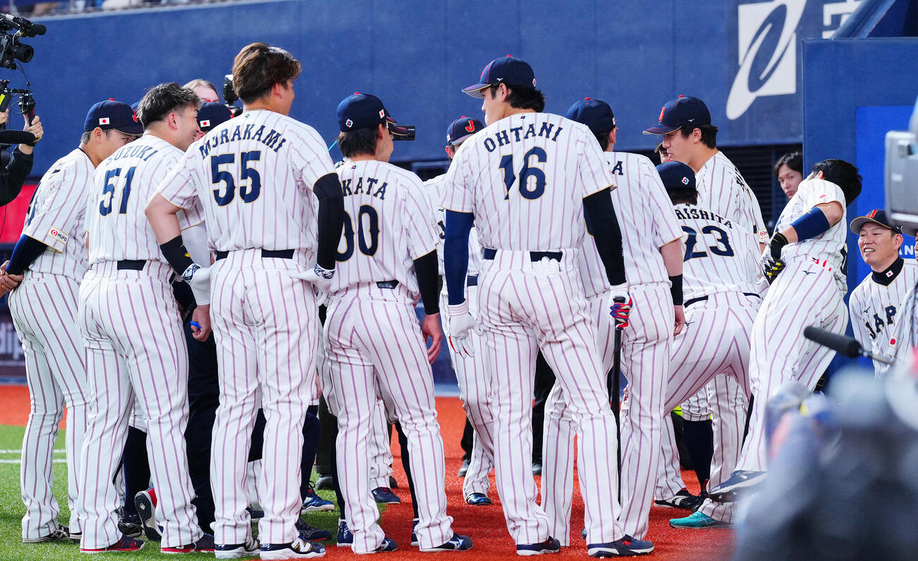 日本対オリックス　試合前、北山（右から3人目）の声出しで円陣を組む侍ジャパンの選手たち。右端は井端監督（撮影・垰建太）