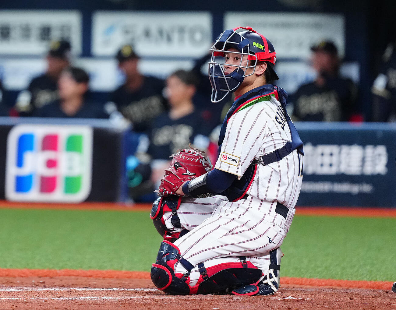 日本対オリックス　ミットで隠しピッチコムを操作する坂本（撮影・垰建太）