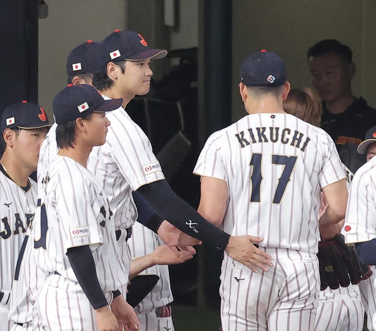 日本対オリックス　1回裏を終え、菊池（右）を迎える大谷（撮影・河田真司）