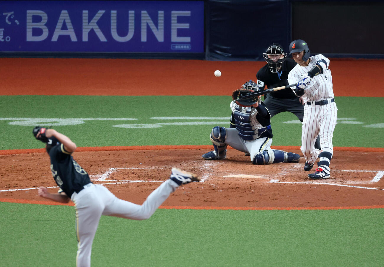 オリックス対日本　8回表日本2死一塁、若月は中越え適時二塁打を放つ。投手山崎（撮影・加藤哉）
