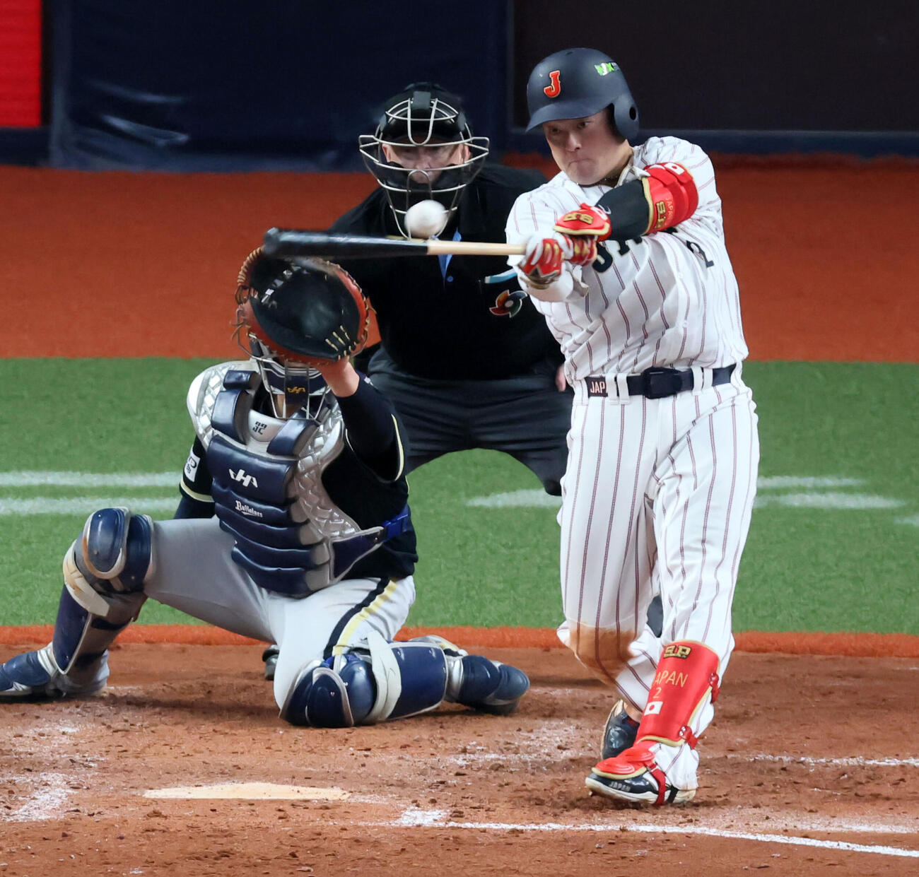 オリックス対日本　9回表日本2死一、二塁、牧は左越え適時二塁打を放つ（撮影・加藤哉）