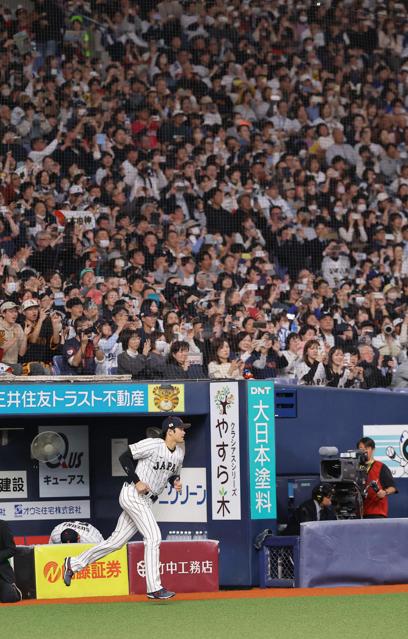オリックス対日本　選手紹介でベンチを飛び出す大谷（撮影・上田博志）