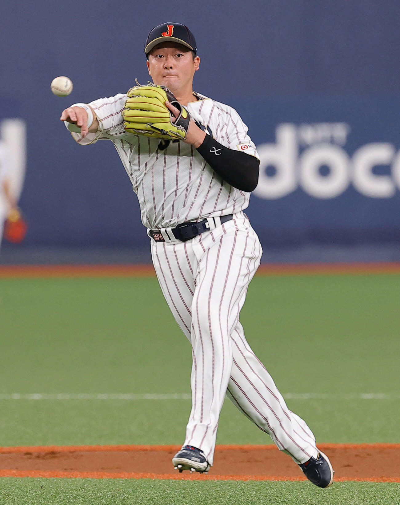 オリックス対日本　2回裏オリックス無死、山中の二ゴロを軽快にさばく牧（撮影・上田博志）