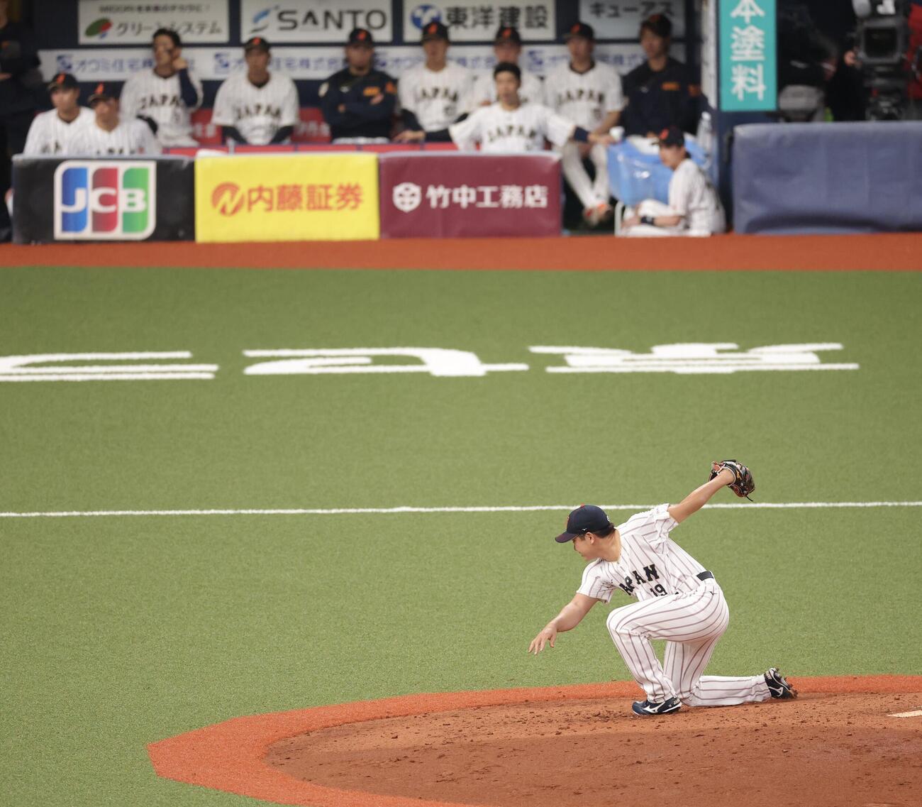 日本対オリックス　6回裏、マウンドで投球時に体勢を崩す菅野（撮影・河田真司）