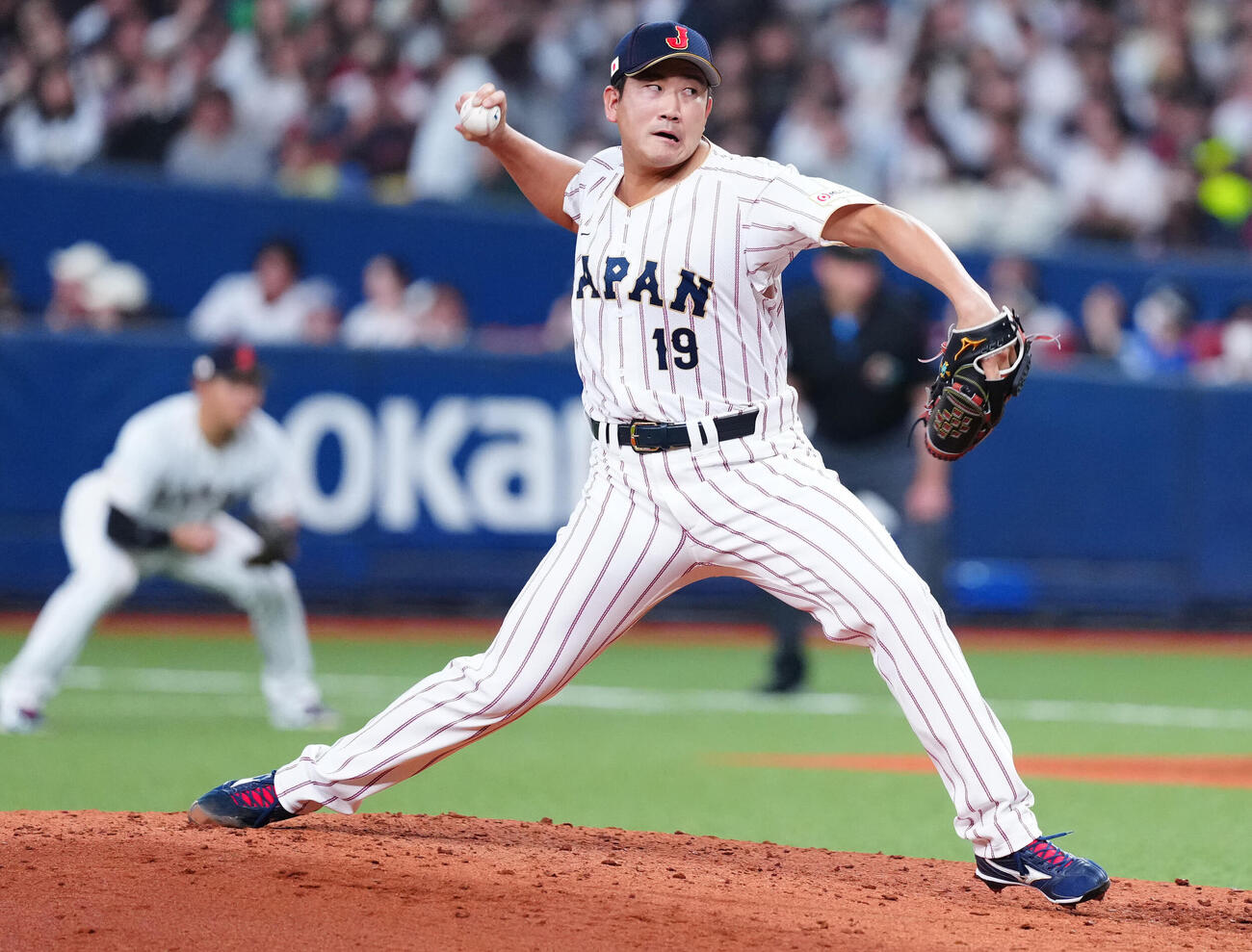 日本対オリックス　6回裏、日本3番手で登板し力投する菅野（撮影・垰建太）