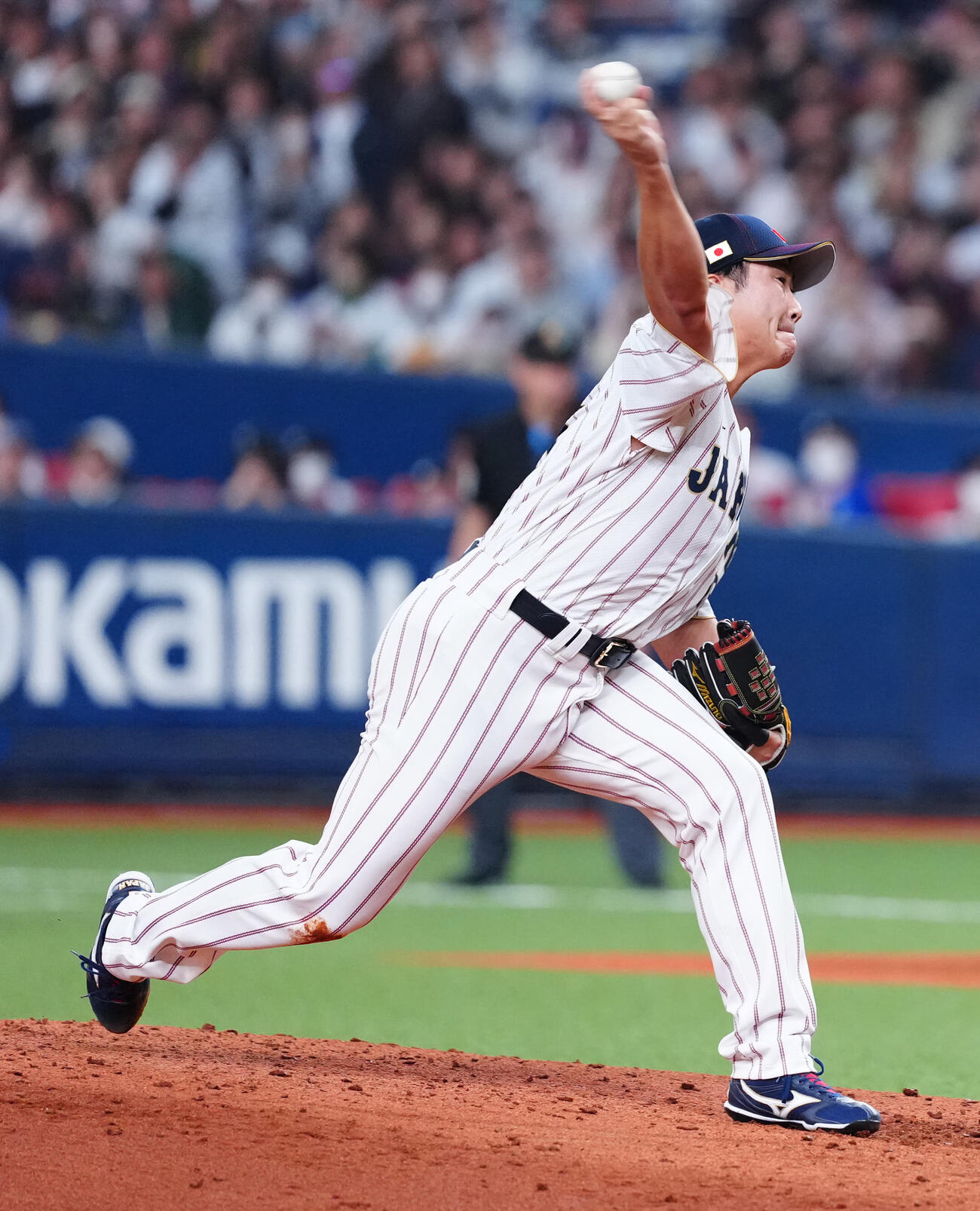 日本対オリックス　6回裏、日本3番手で登板し力投する菅野（撮影・垰建太）