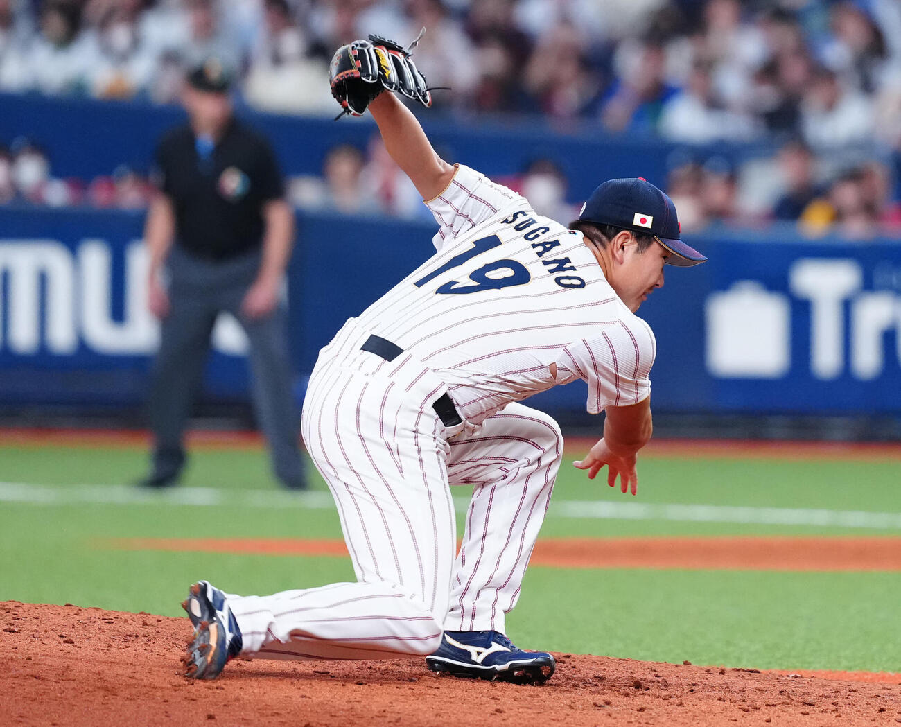 オリックス対日本　6回裏、マウンドで足を滑らせる日本菅野（撮影・垰建太）