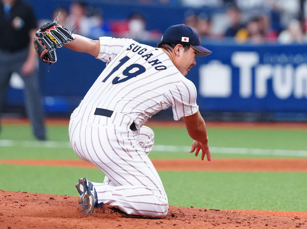 日本対オリックス　6回裏、マウンドで足を滑らせる日本菅野（撮影・垰建太）