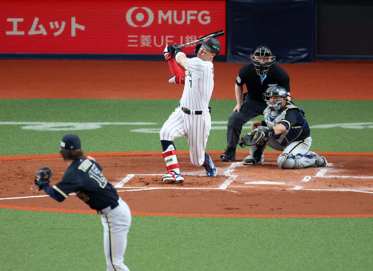 日本対オリックス　2回表日本2死、三振に倒れ佐藤。投手寺西（撮影・加藤哉）