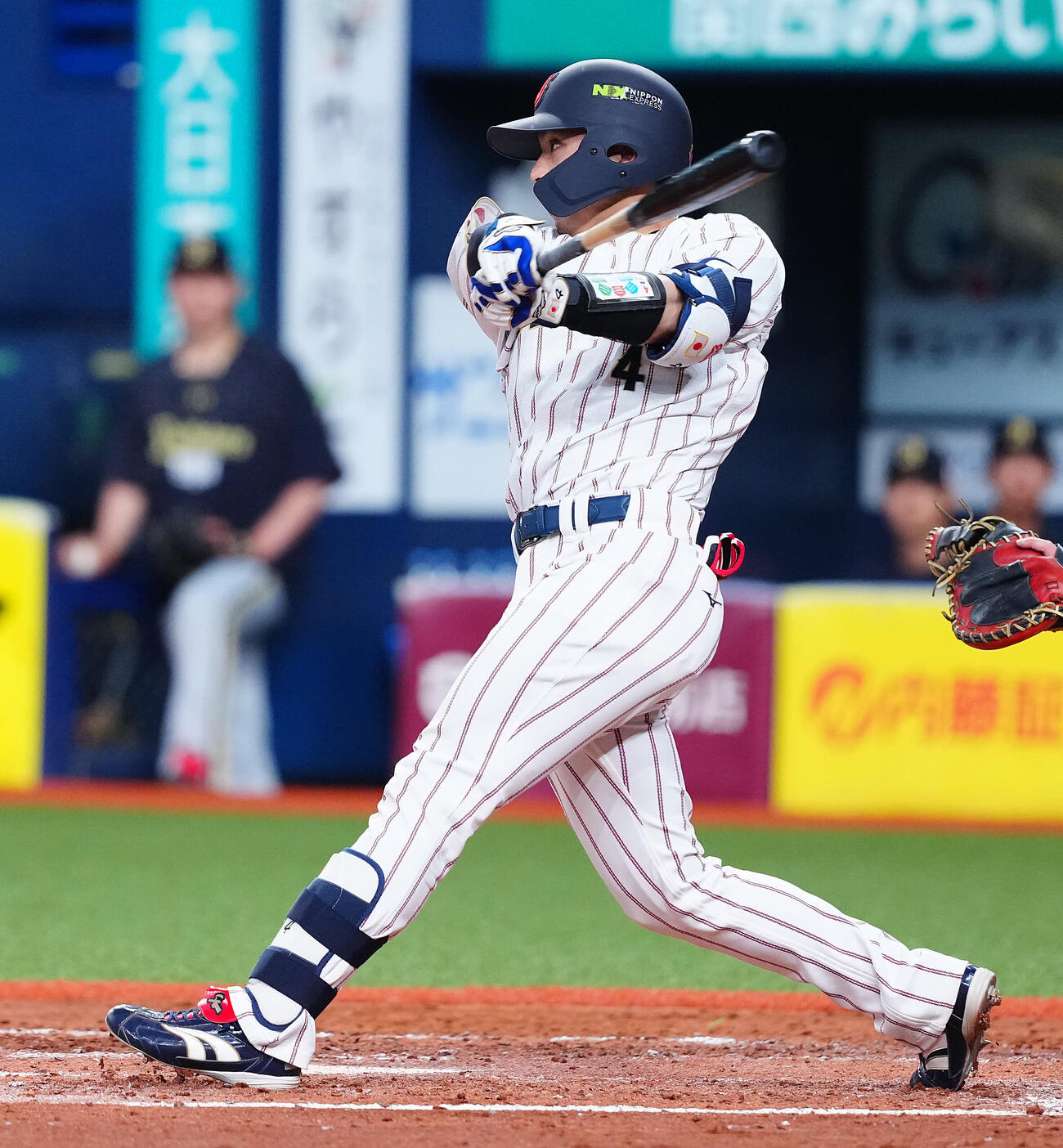 オリックス対日本　8回表日本2死一塁、中越えに適時二塁打を放つ若月（撮影・垰建太）