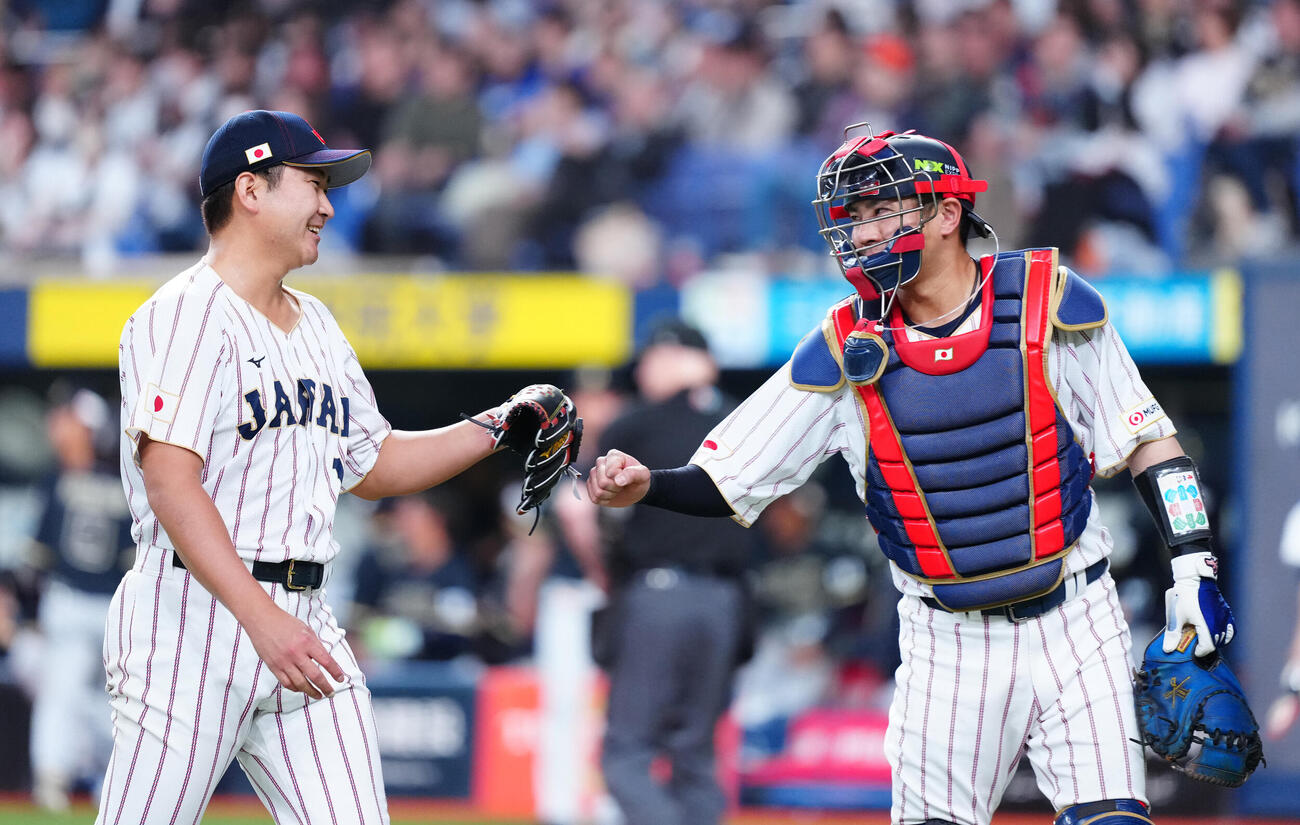 日本対オリックス　7回裏の登板を終え笑顔を見せる菅野（左）と若月（撮影・垰建太）