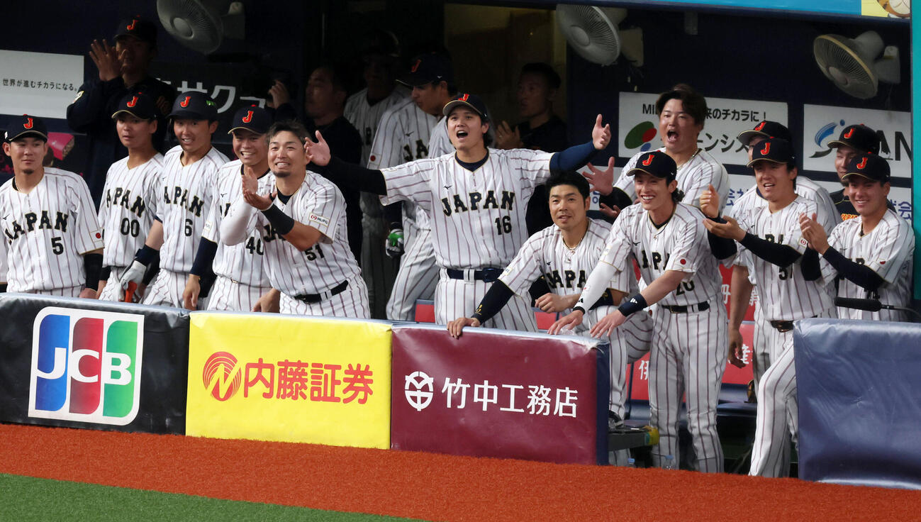 日本対オリックス　5回表日本1死、吉田の右越え本塁打に、ベンチで喜ぶ大谷ら日本ナイン（撮影・加藤哉）