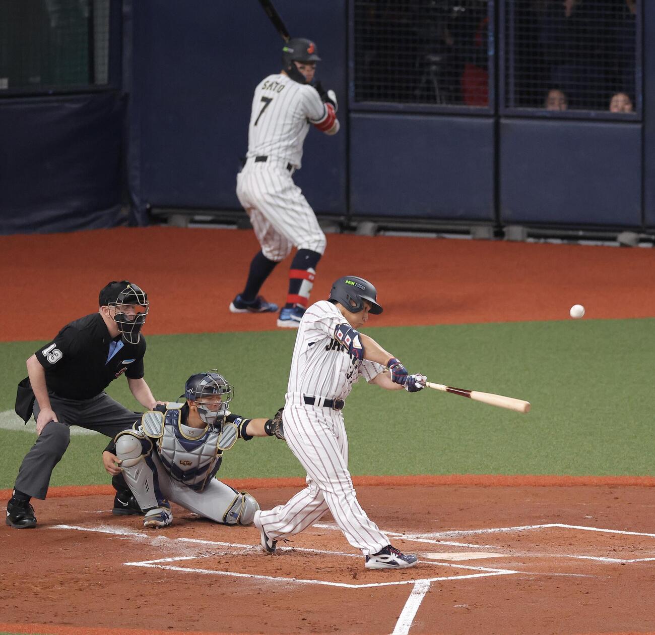 日本対オリックス　2回表日本1死、三飛に倒れる吉田（撮影・河田真司）