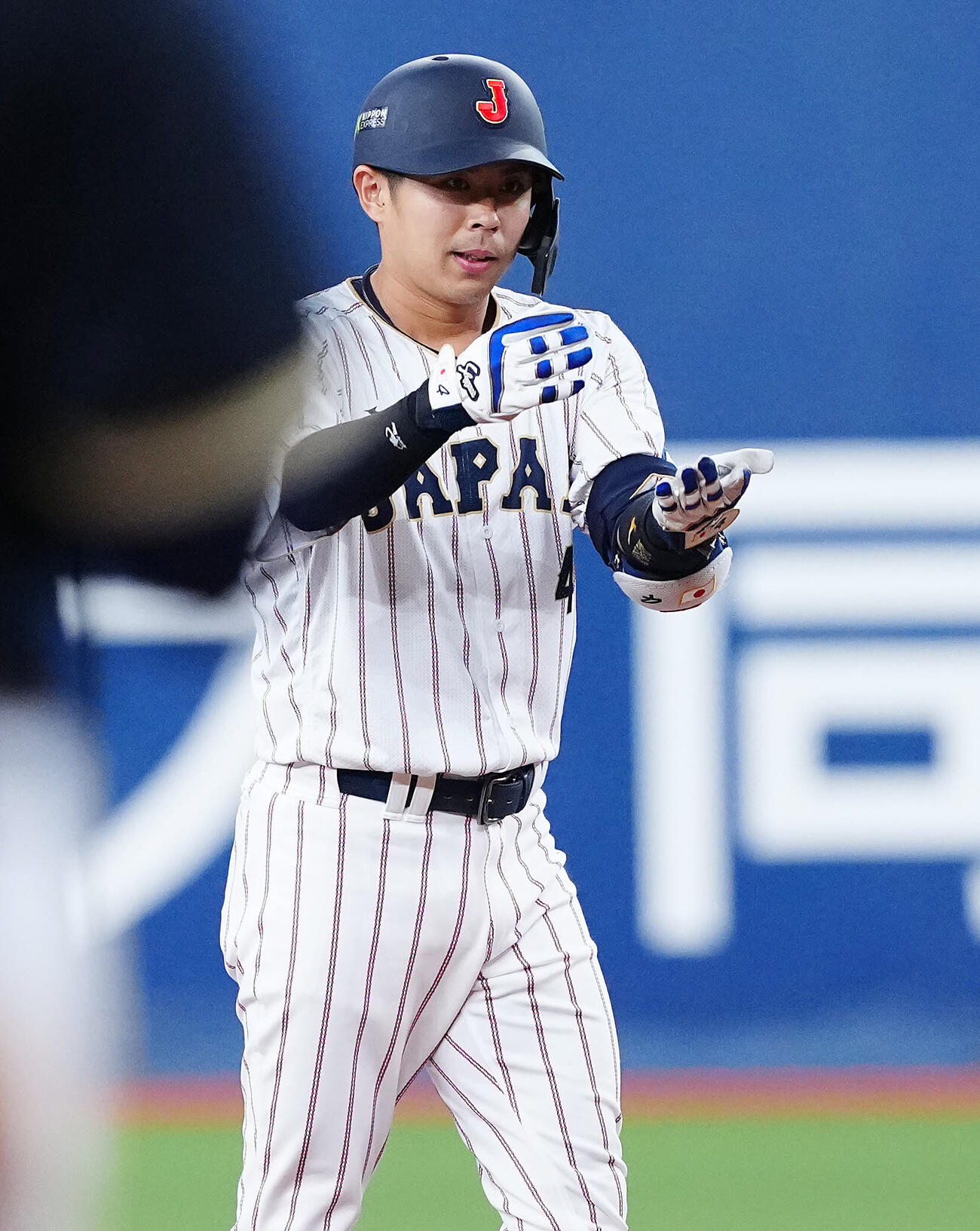 日本対オリックス　8回表日本2死一塁、適時二塁打を放ち塁上でポーズを決める若月（撮影・垰建太）
