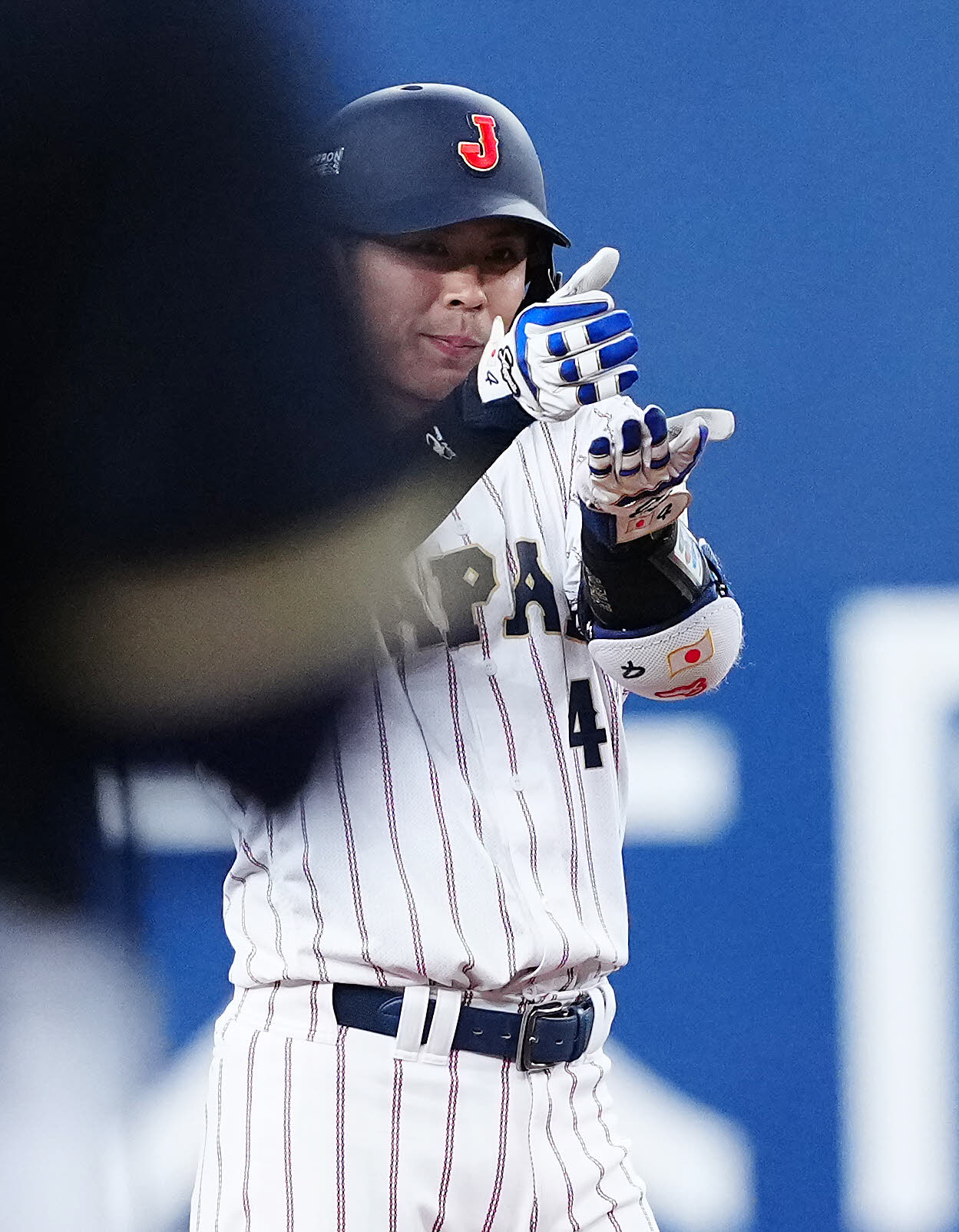 日本対オリックス　8回表日本2死一塁、適時二塁打を放ち塁上でポーズを決める若月（撮影・垰建太）