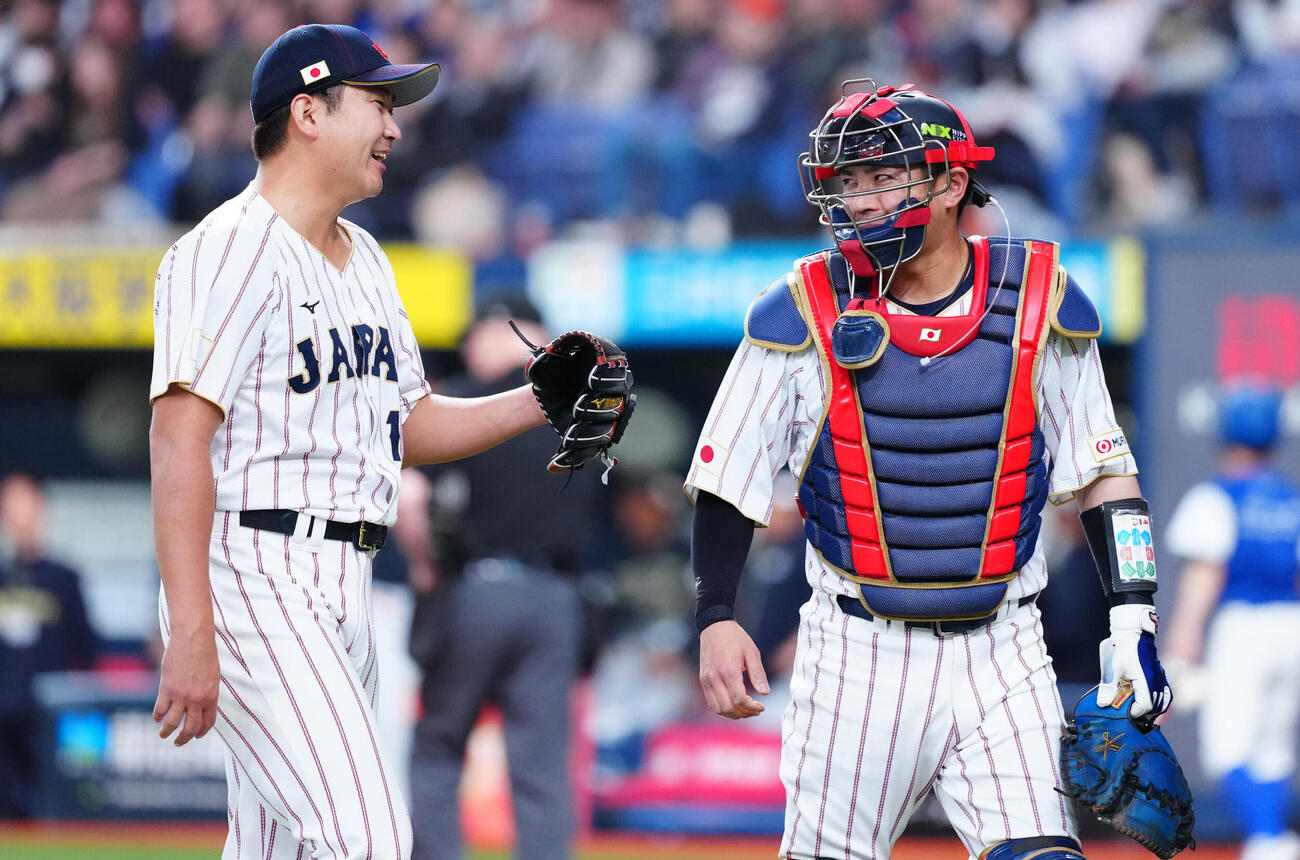 日本対オリックス　7回裏の登板を終え笑顔を見せる菅野（左）と若月（撮影・垰建太）