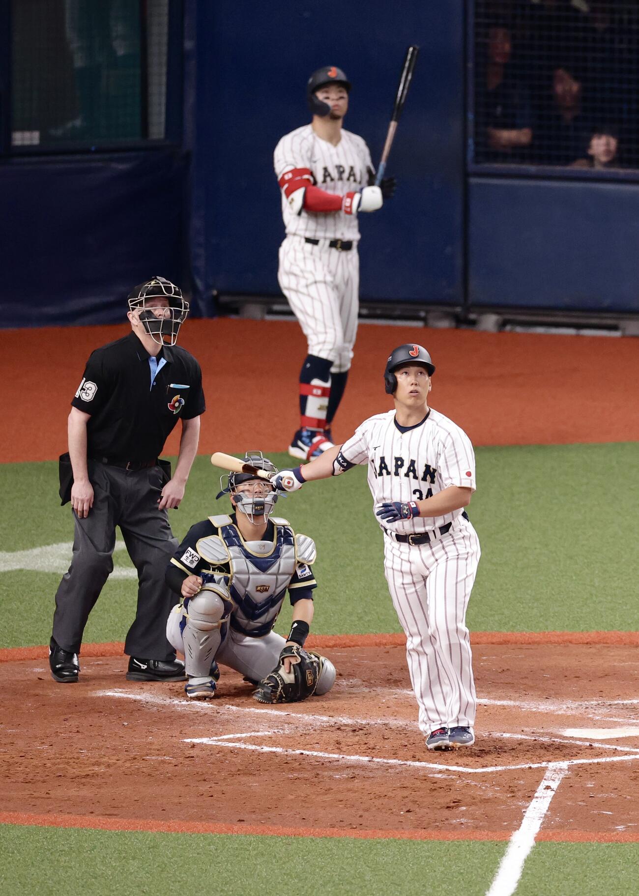 日本対オリックス　5回表日本1死、右越え本塁打を放つ吉田（撮影・河田真司）