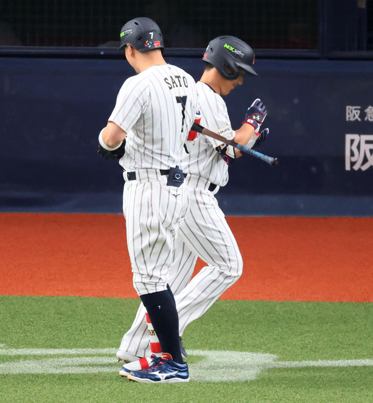 日本対オリックス　5回表日本1死、右越えソロ本塁打を放ち生還する吉田。左は佐藤（撮影・加藤哉）