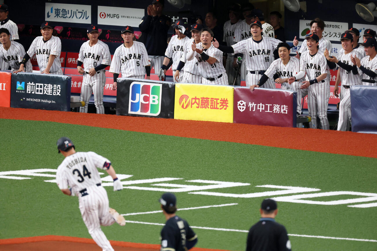 日本対オリックス　5回表日本1死、右越えソロ本塁打を放った吉田（左）にベンチで笑顔を見せる大谷らナイン（撮影・加藤哉）