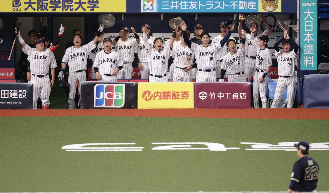 オリックス対日本　5回表日本1死、吉田が右越え本塁打を放ちベンチから立ち上がる鈴木（中央）、大谷（同右）ら日本ナイン（撮影・河田真司）