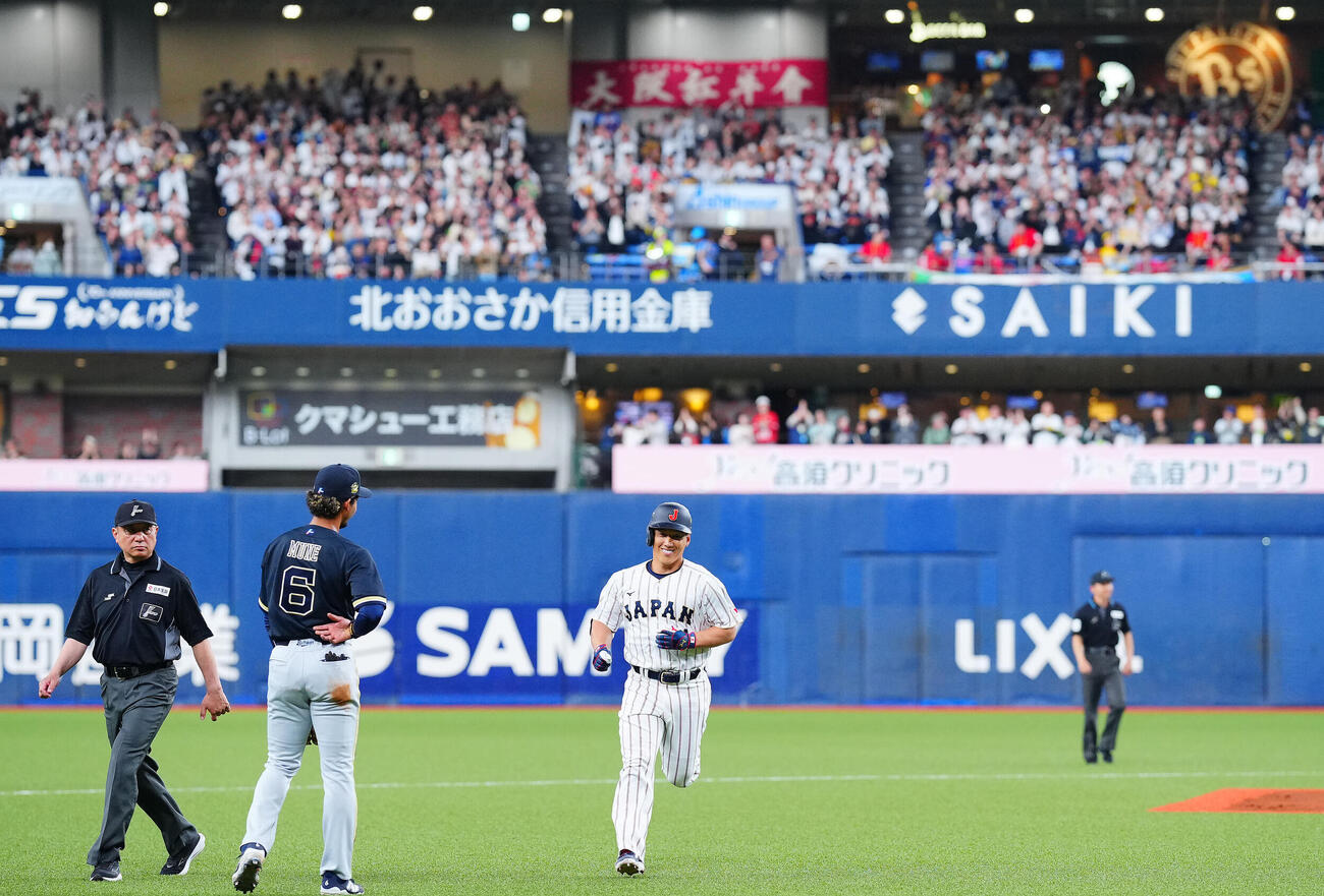オリックス対日本　5回表日本1死、右越え本塁打を放ち三塁手宗と目を合わせ笑顔を見せる吉田（撮影・垰建太）