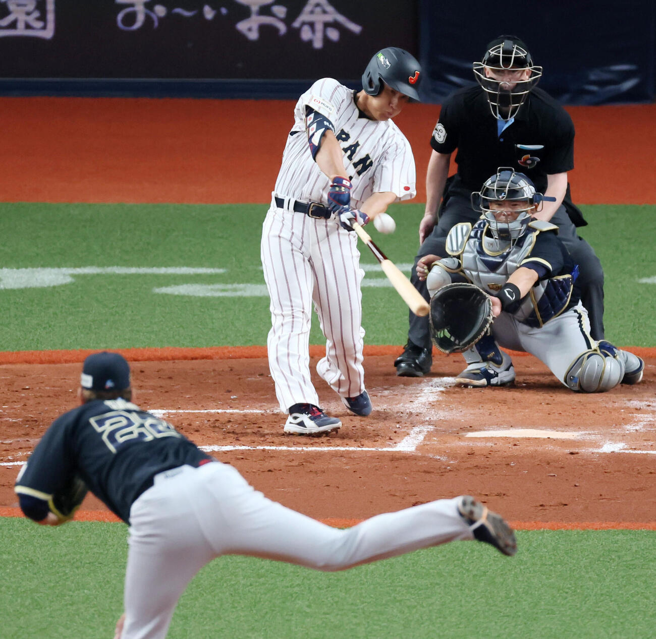 日本対オリックス　5回表日本1死、右越えソロ本塁打を放つ吉田。投手九里（撮影・加藤哉）