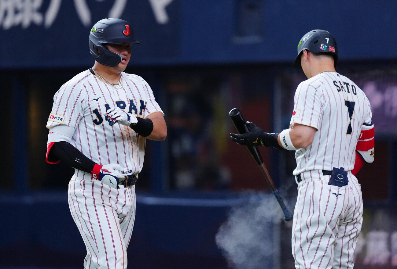 日本対オリックス　5回表日本無死、二ゴロに倒れ渋い表情の村上（左）（撮影・垰建太）