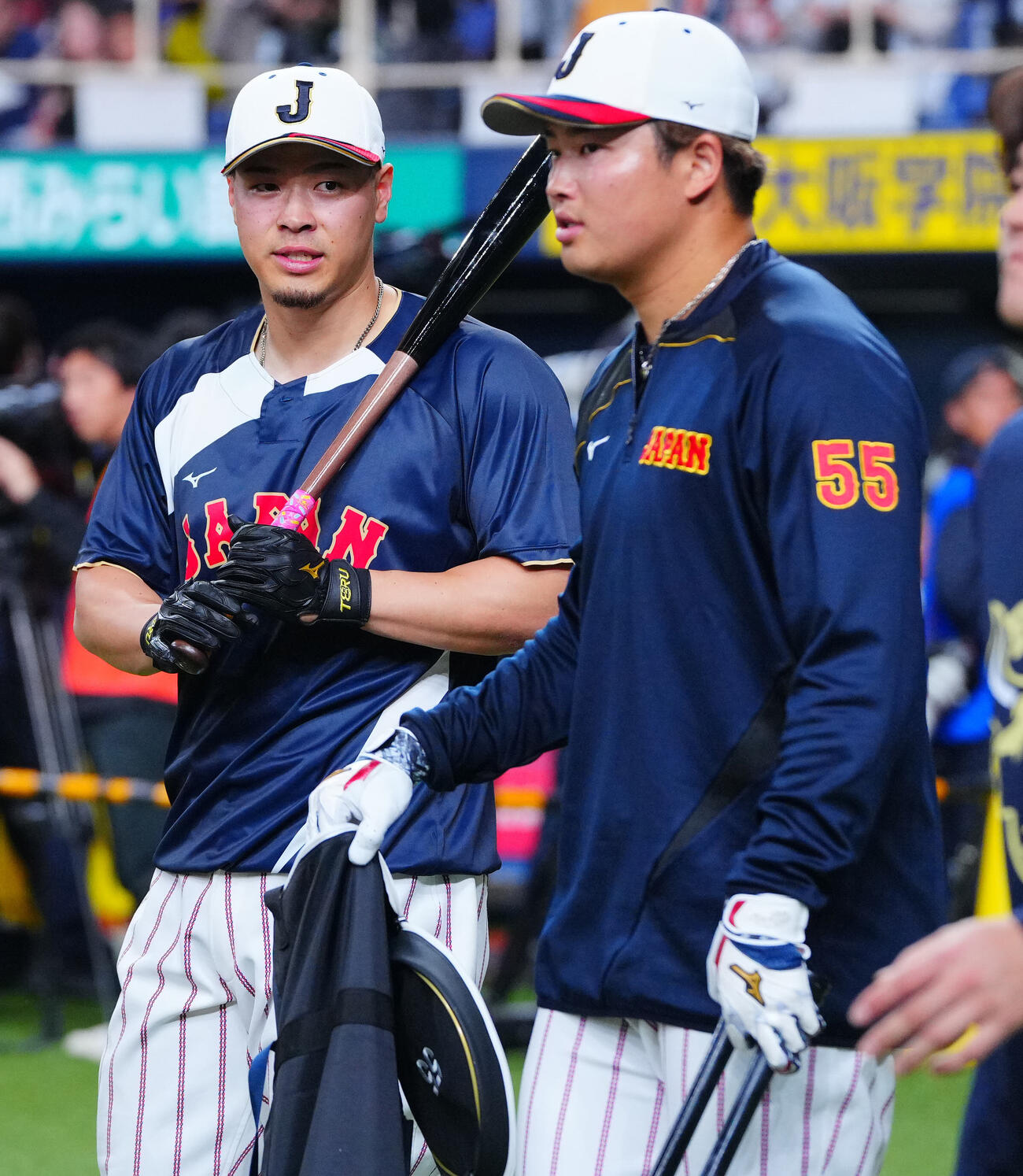 日本対オリックス　試合前、村上（右）と談笑する佐藤（撮影・垰建太）
