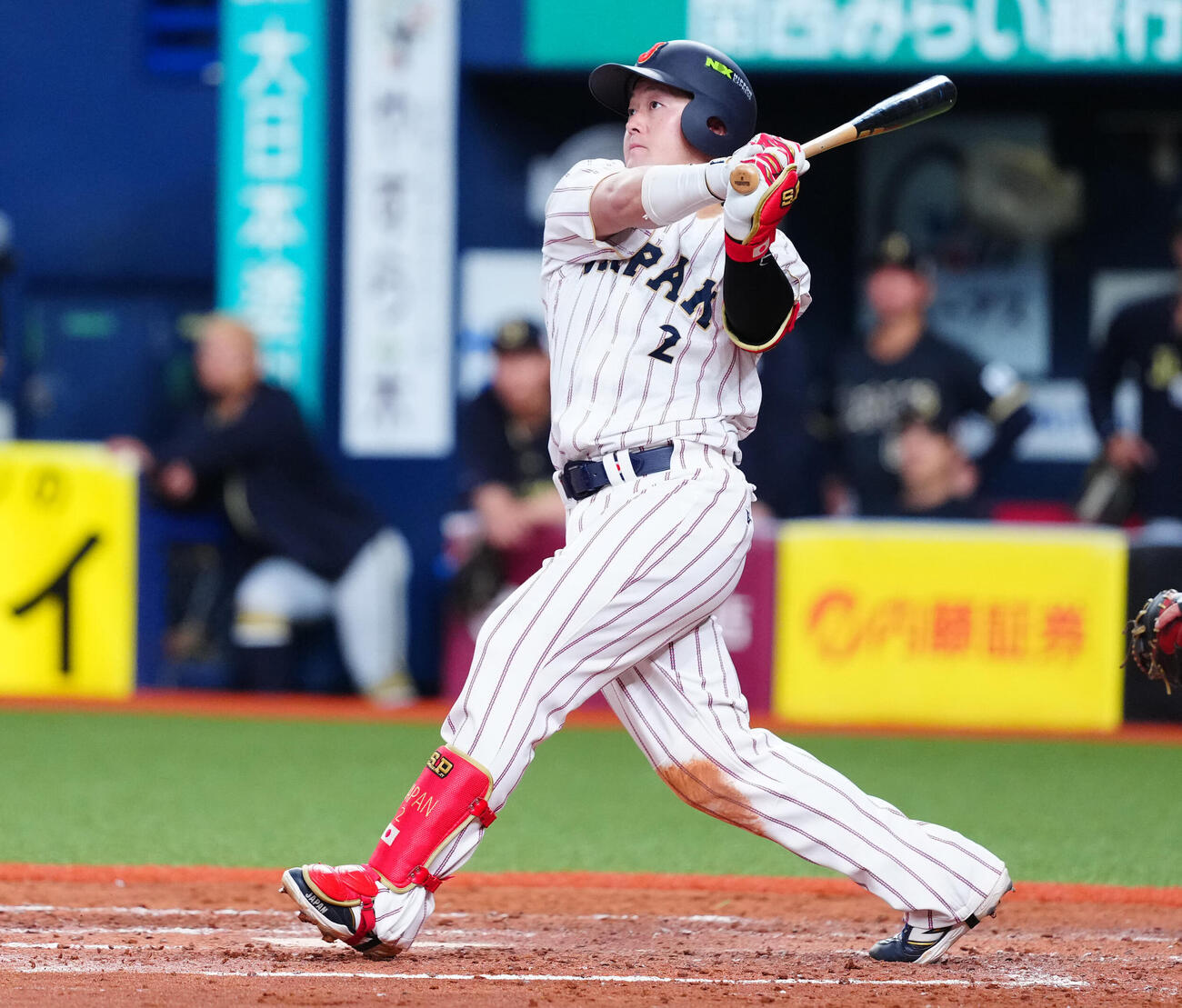オリックス日本　9回表日本2死一、二塁、左越えに適時二塁打を放つ牧（撮影・垰建太）