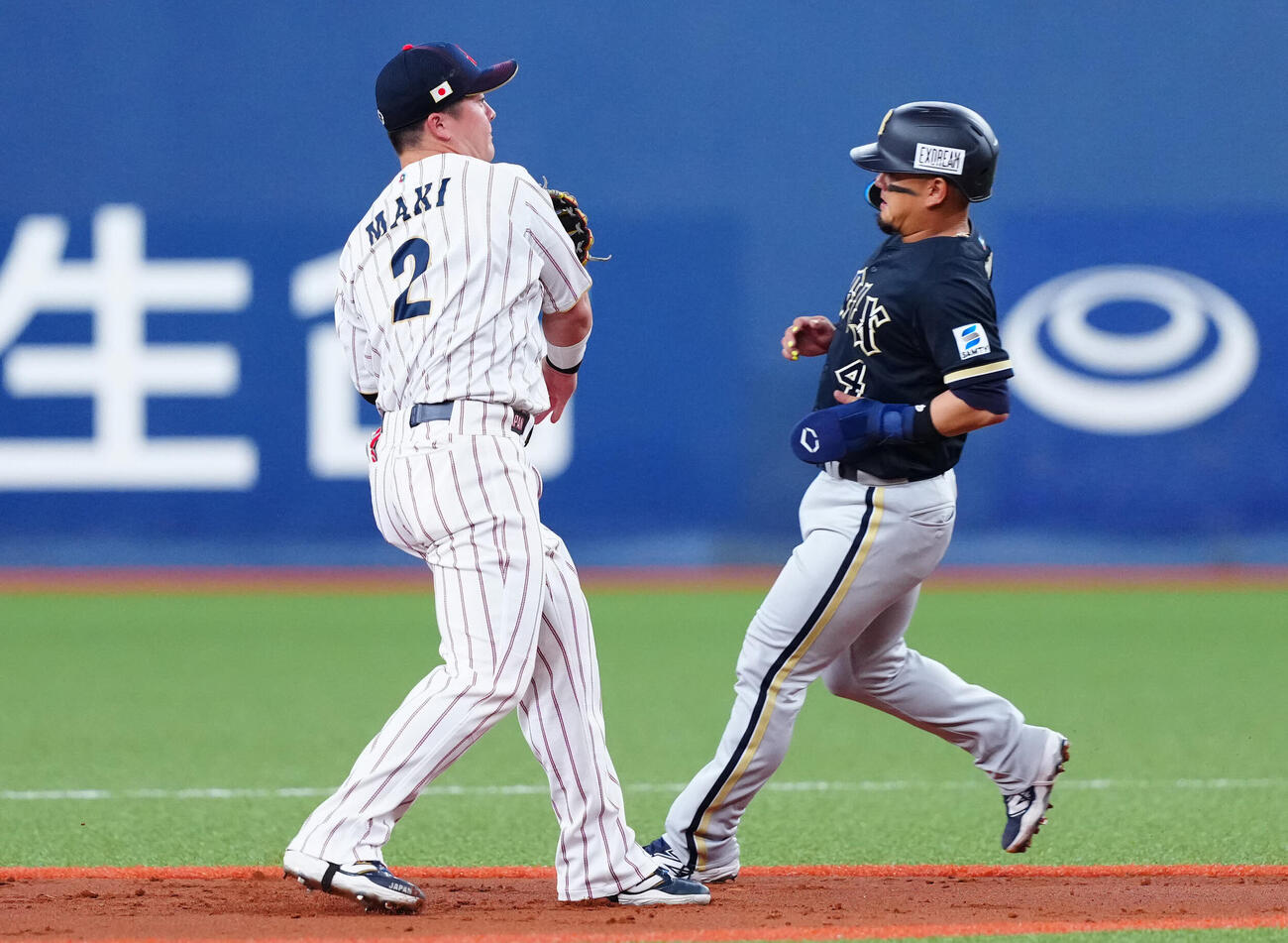 日本対オリックス　1回裏オリックス1死一、二塁、西野の二ゴロで一塁悪送球する牧（撮影・垰建太）