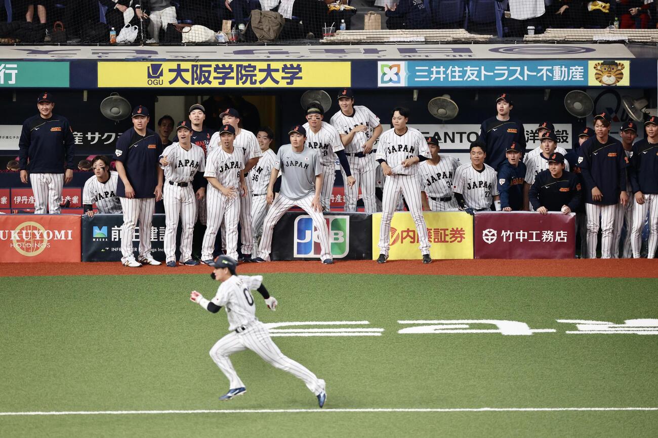 日本対オリックス　9回表日本2死一、二塁、牧の左越え適時二塁打から生還を試みる仲田（手前）を見守る日本代表の選手たち（撮影・河田真司）