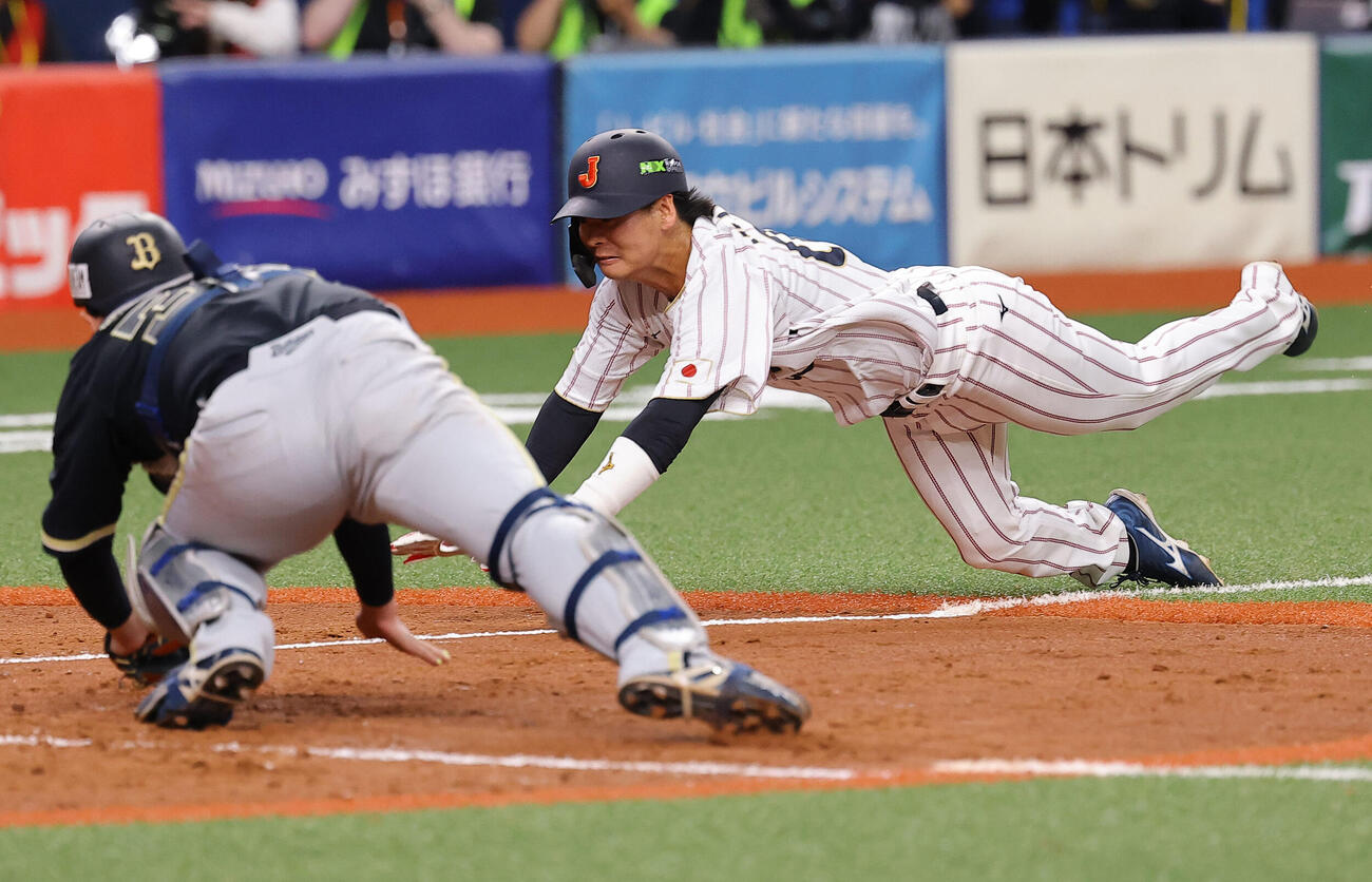 オリックス対日本　9回表日本2死一、二塁、牧の適時打で生還を狙うも憤死する仲田（撮影・上田博志）