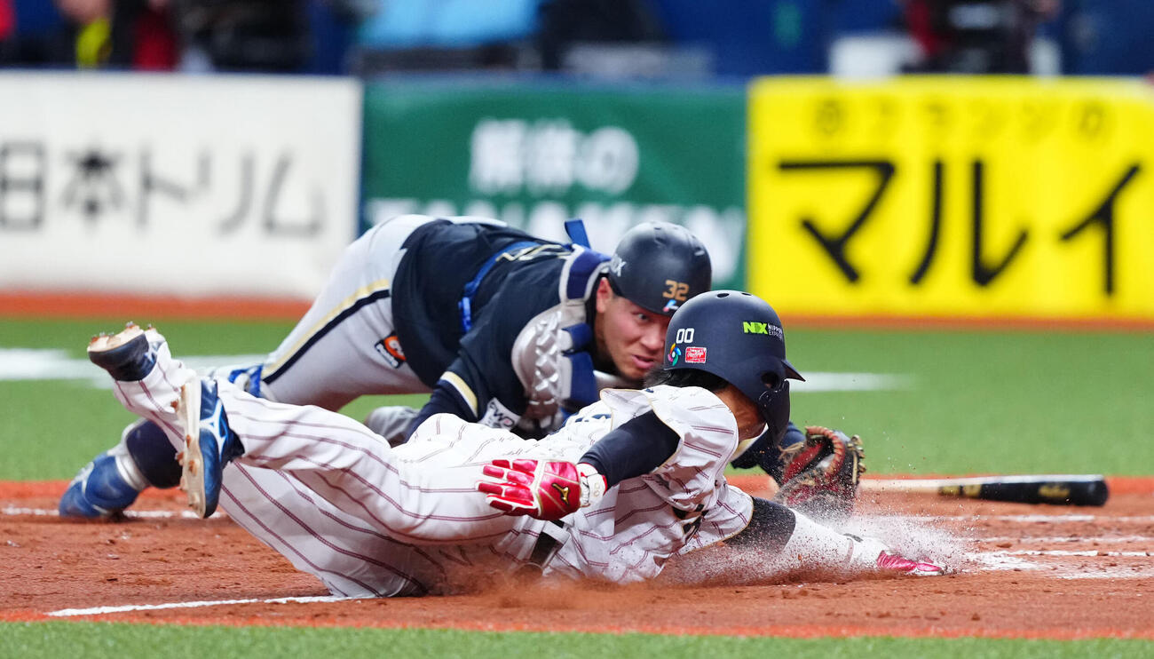 日本対オリックス　9回表日本2死一、二塁、牧の適時二塁打で本塁へ向かうもタッチアウトとなる一走仲田（撮影・垰建太）