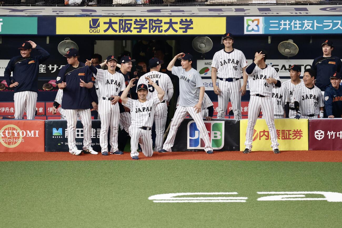 日本対オリックス　9回表日本2死一、二塁、牧の左越え適時二塁打から生還を試みる仲田は走塁死となり、悔しい表情を浮かべる日本代表の選手たち（撮影・河田真司）