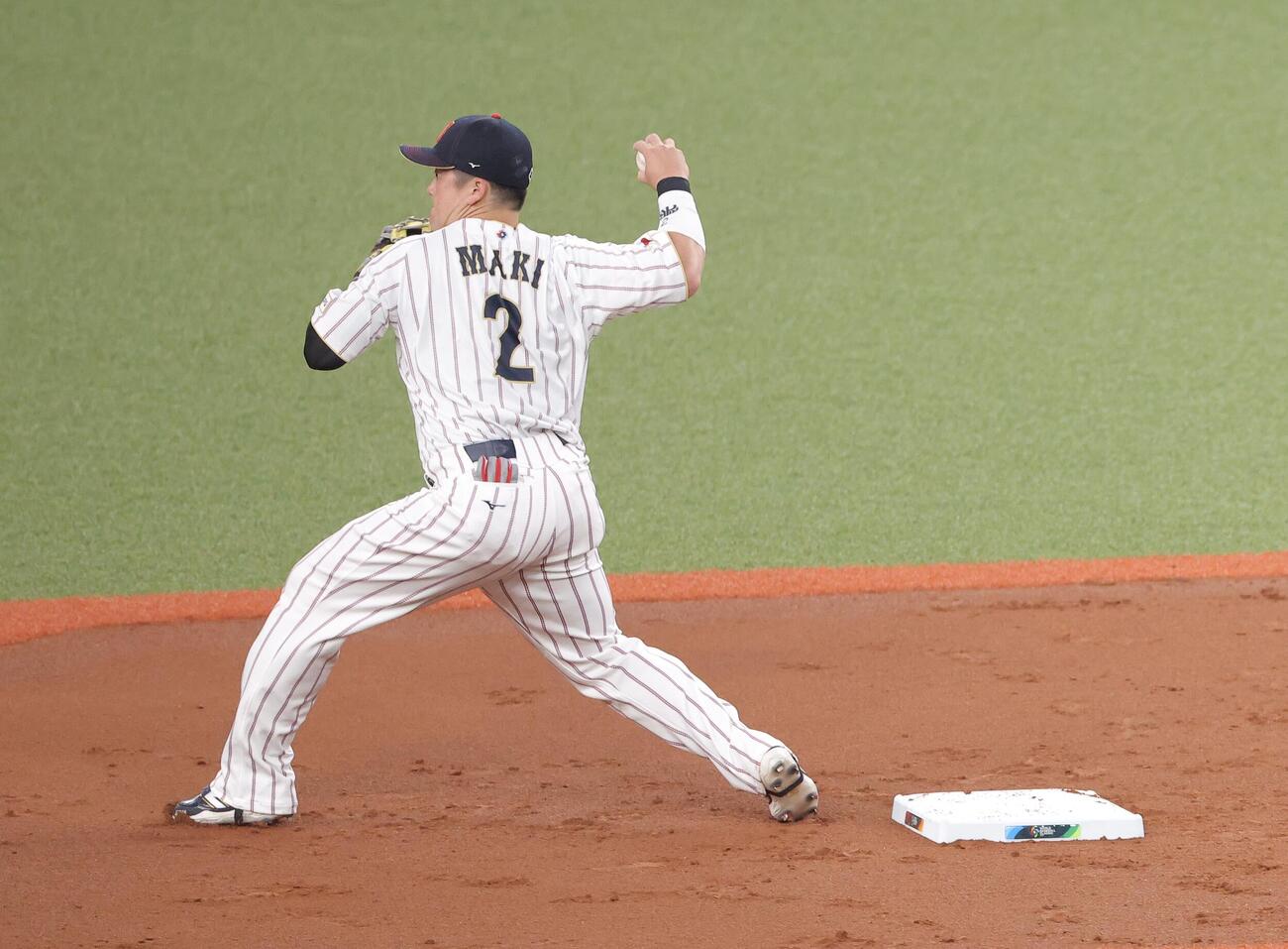 日本対オリックス　1回裏オリックス1死、一、二塁、西野の打球を、悪送球する牧（撮影・河田真司）