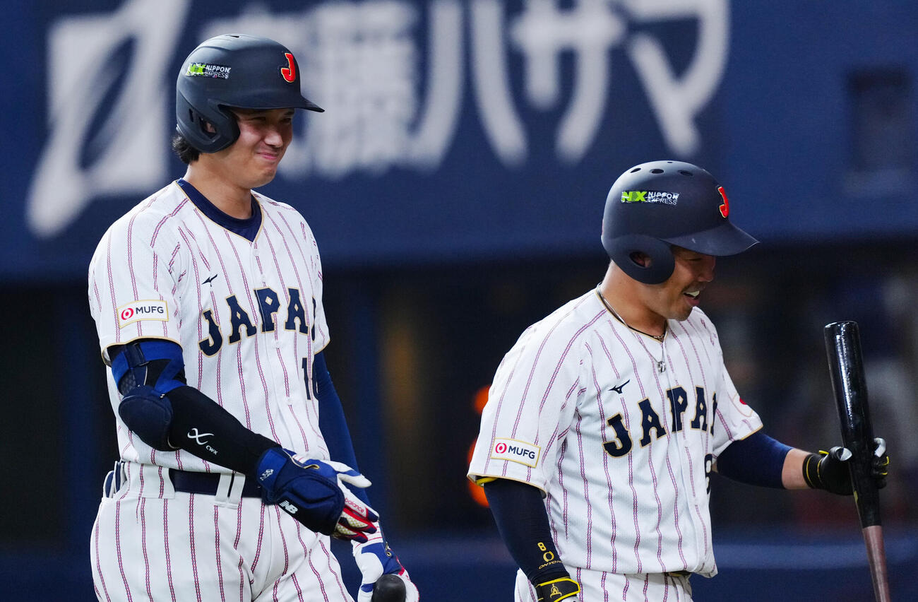 日本対オリックス　6回表日本1死一塁、二直併殺に倒れた近藤（右）と苦笑いの大谷（撮影・垰建太）