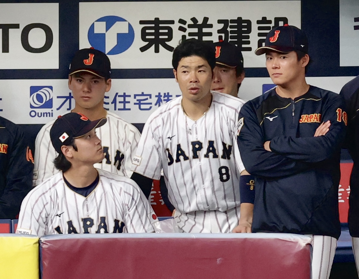 オリックス対日本　7回表、言葉を交わす、前列左から大谷、近藤、山本（撮影・河田真司）